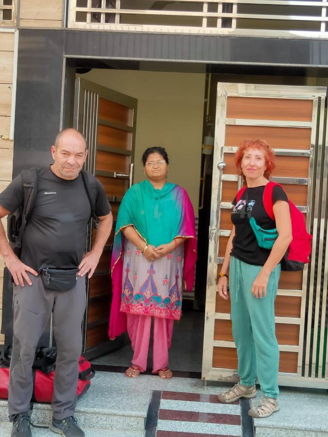 The Orchid Villa Homestay - Walkable Distance From Taj Mahal อัครา ภายนอก รูปภาพ