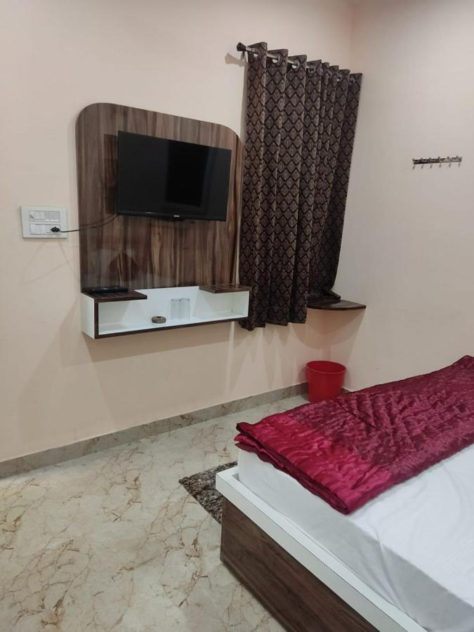 The Orchid Villa Homestay - Walkable Distance From Taj Mahal อัครา ภายนอก รูปภาพ