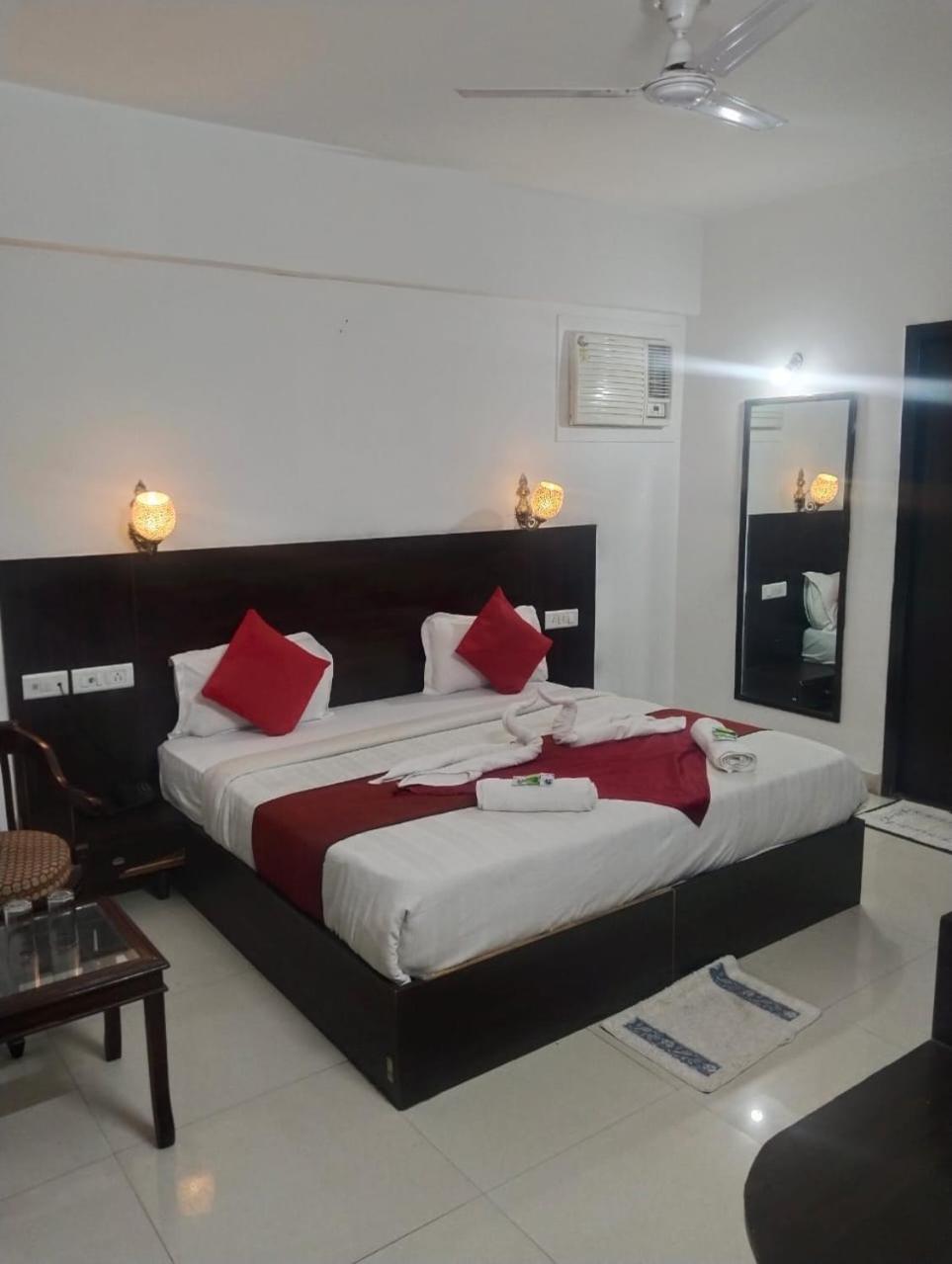 The Orchid Villa Homestay - Walkable Distance From Taj Mahal อัครา ภายนอก รูปภาพ