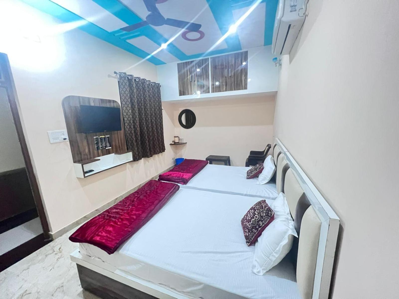 The Orchid Villa Homestay - Walkable Distance From Taj Mahal อัครา ภายนอก รูปภาพ