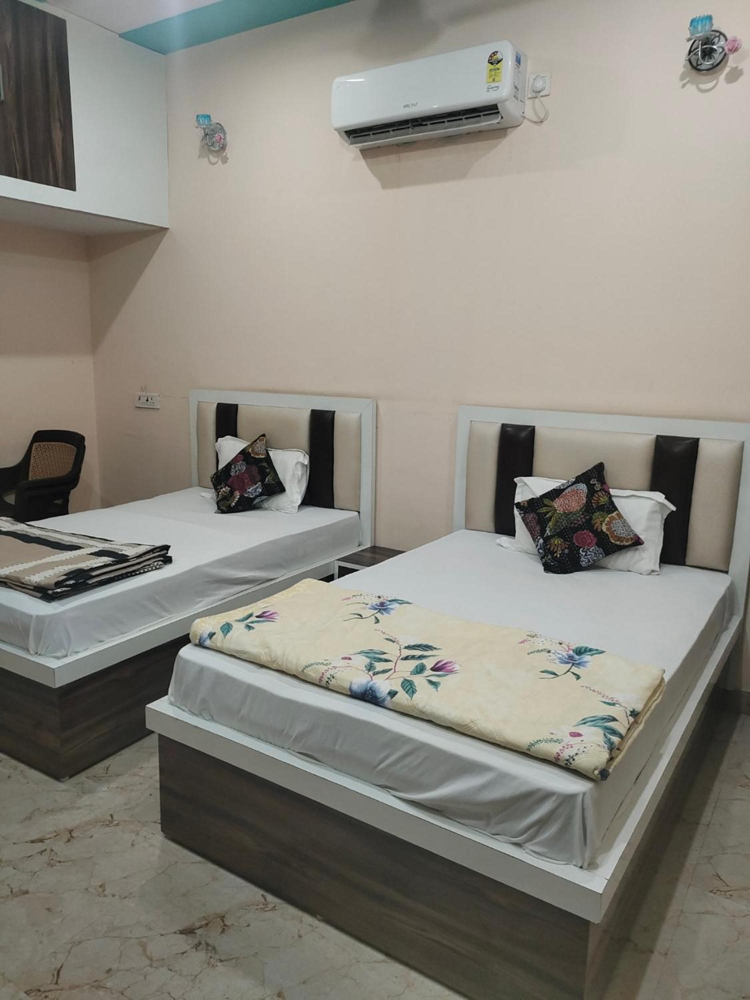 The Orchid Villa Homestay - Walkable Distance From Taj Mahal อัครา ภายนอก รูปภาพ