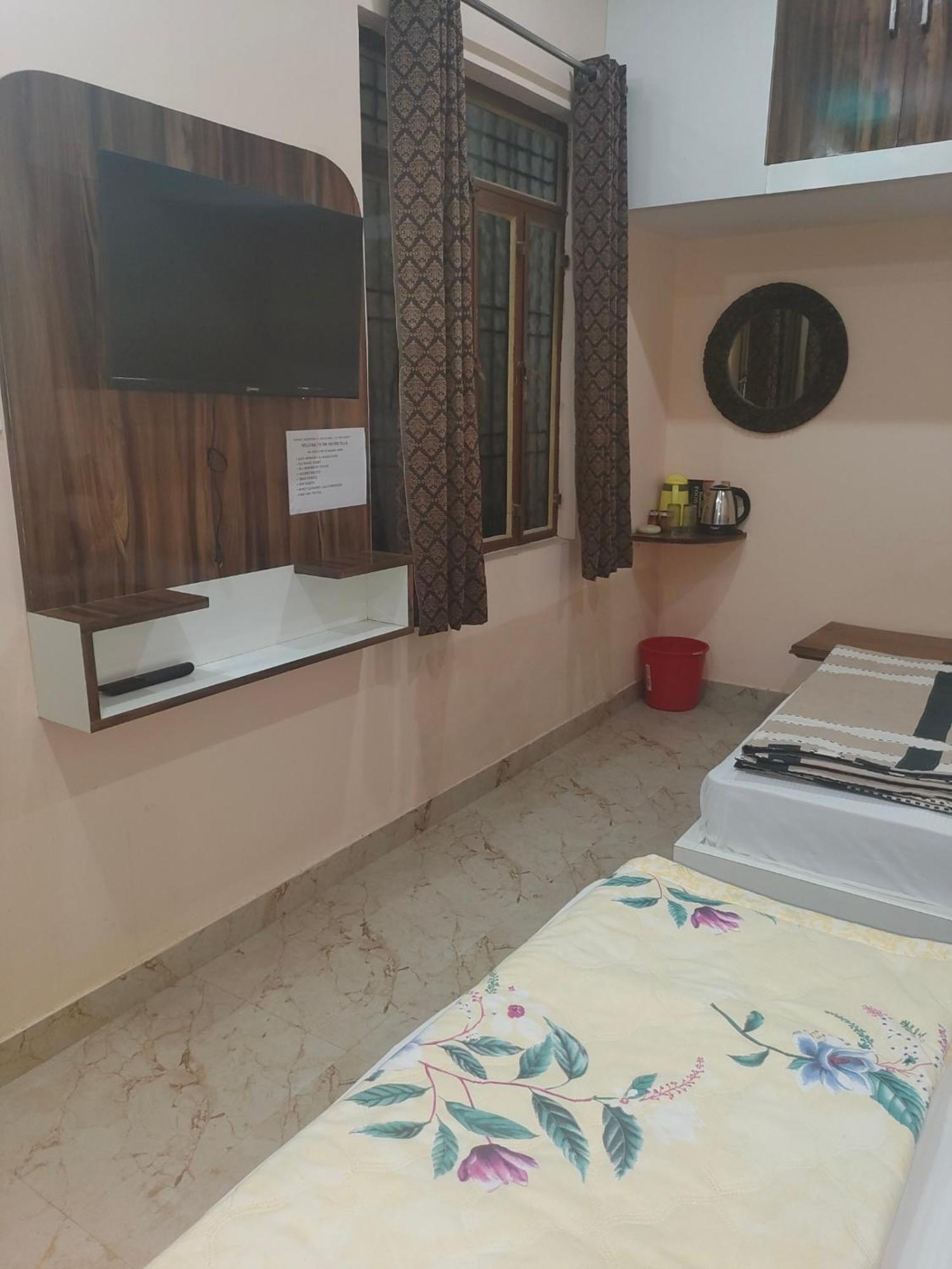 The Orchid Villa Homestay - Walkable Distance From Taj Mahal อัครา ภายนอก รูปภาพ